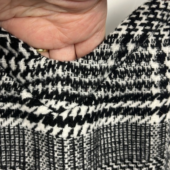 The Free Yoga Womens Jumper M Black White Texture Pattern Lined Back Zip Mini - Picture 3 of 14